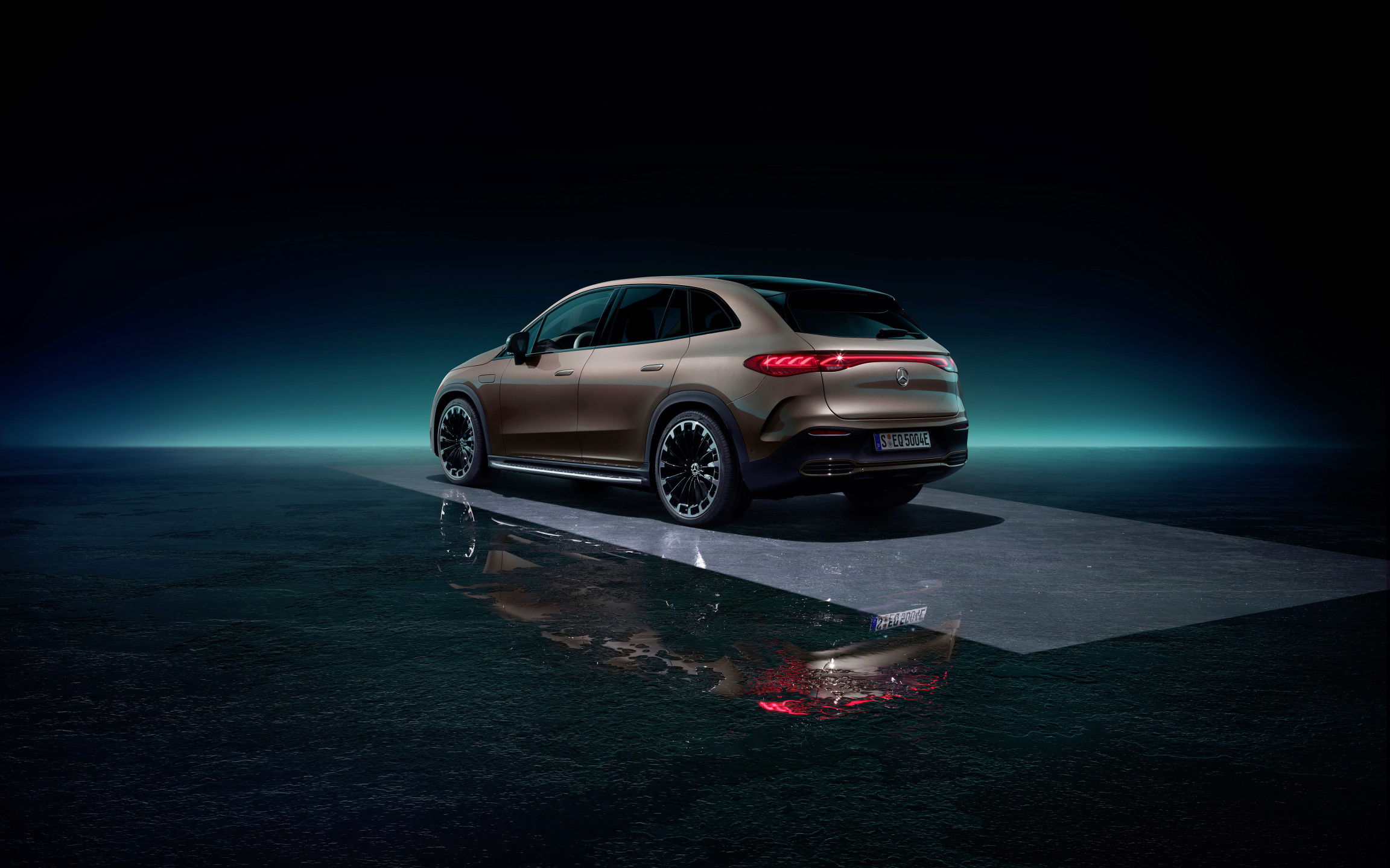 2022_eqe-suv_night-package_5